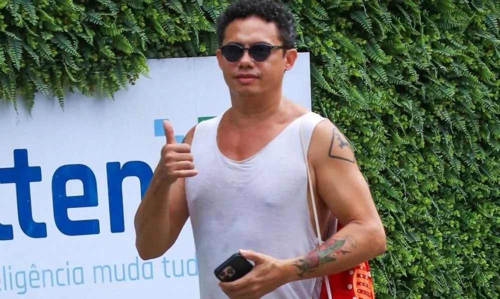 Ator Silvero Pereira é clicado passeando pela Barra da Tijuca; veja