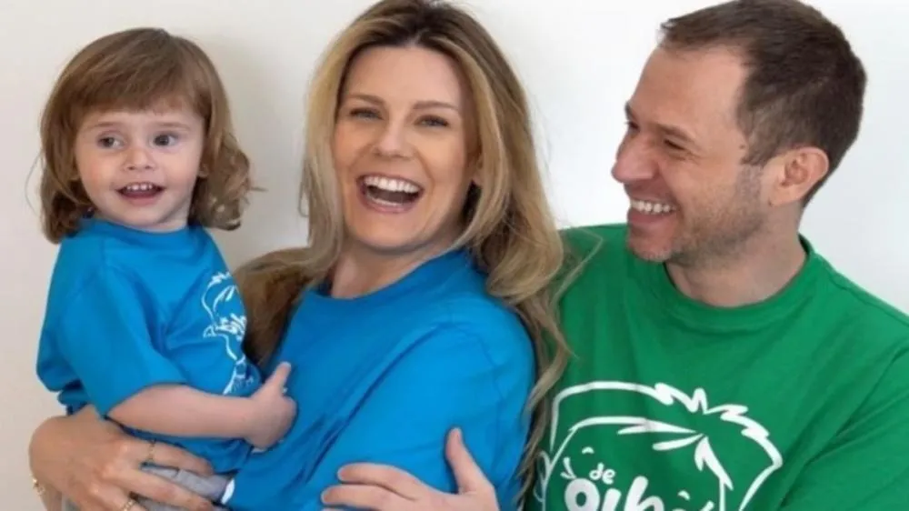 Mulher de Tiago Leifert atualiza estado de saúde da filha diagnosticada com câncer raro
