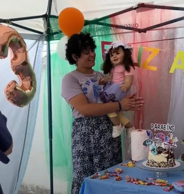 Bebê reborn ganha festa de aniversário e mãe se declara: “Minha bebê dos sonhos”
