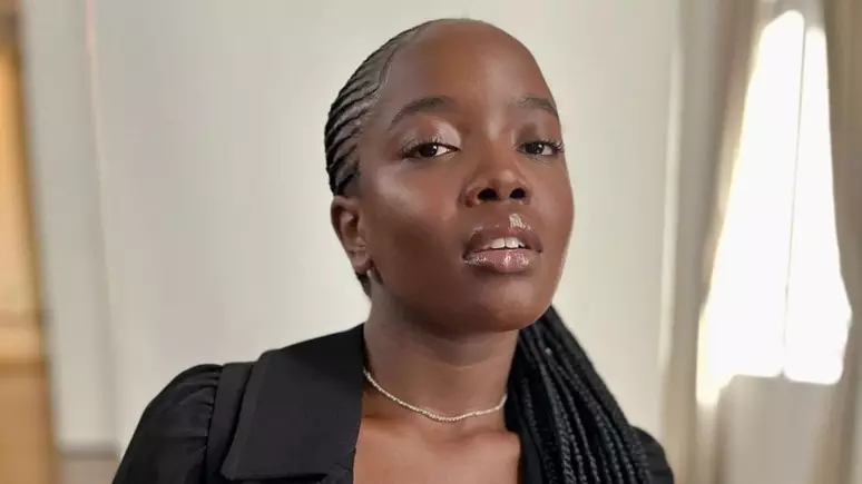 Atriz Clara Moneke é criticada após vídeo “ignorando” fãs viralizar