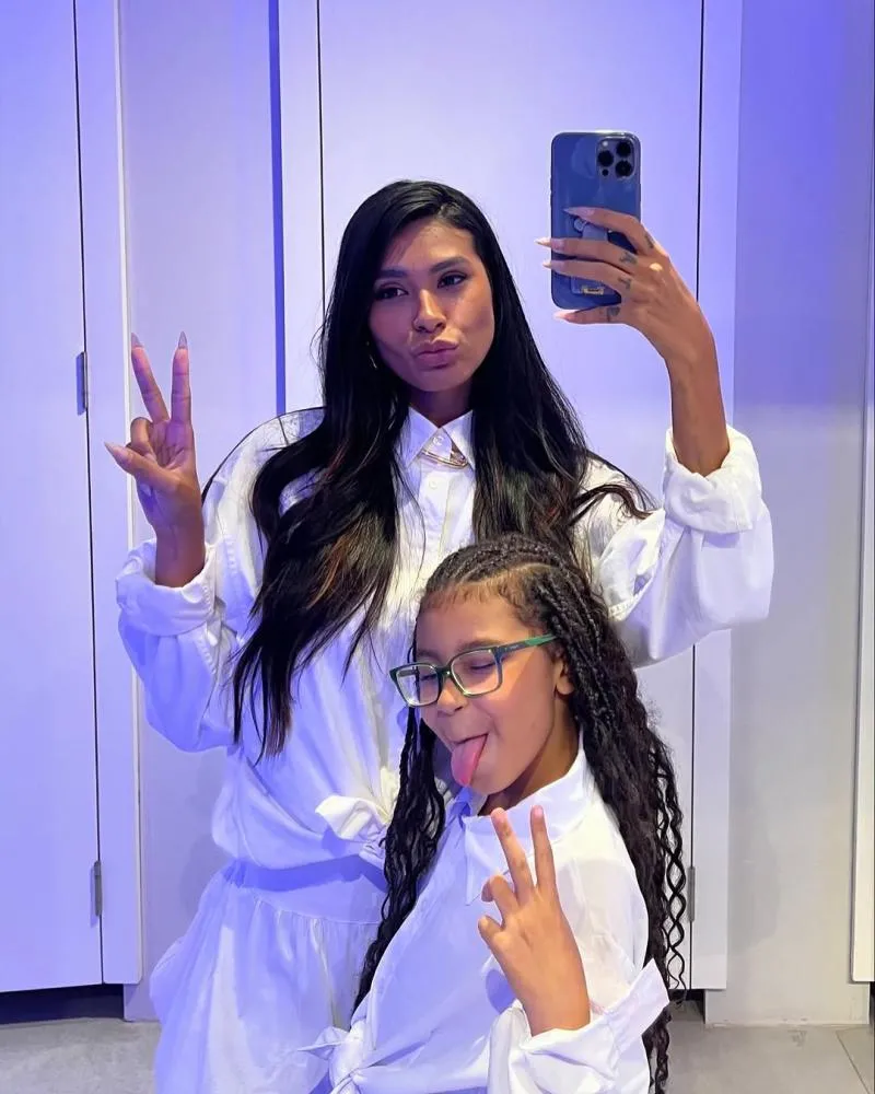 Pocah e filha são confundidas como irmãs e cantora reage “Que momento!”