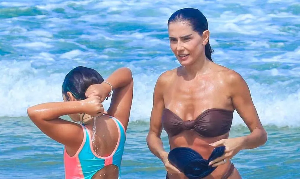 Deborah Secco e filha são vistas curtindo o domingo em praia carioca
