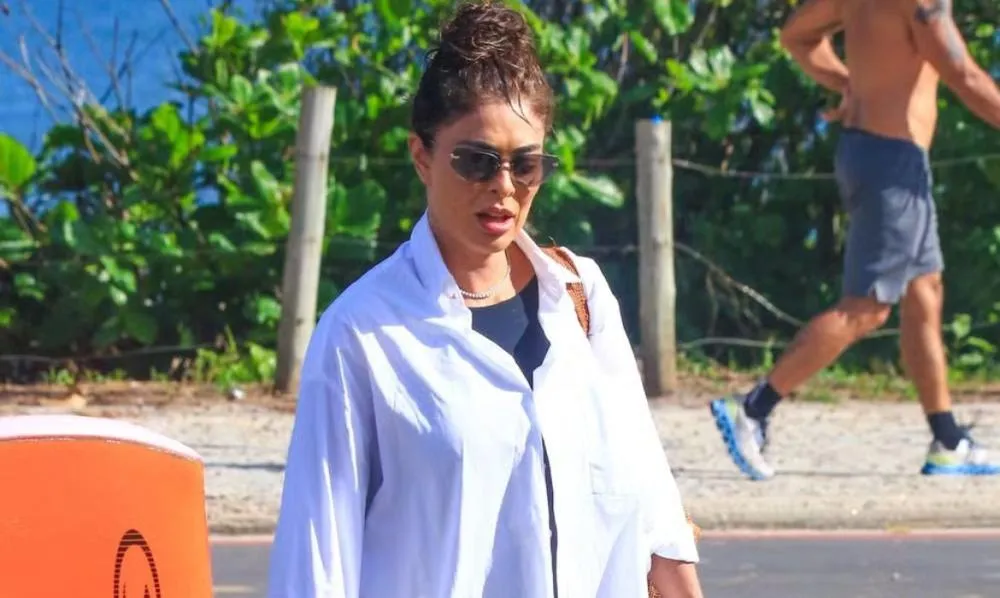 Juliana Paes é flagrada passeando com a família pela Barra da Tijuca