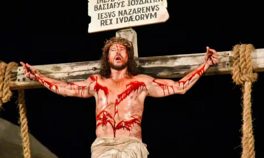 José Loreto é Jesus em espetáculo 'Paixão de Cristo de Nova Jerusalém' e emociona público de 10 mil pessoas