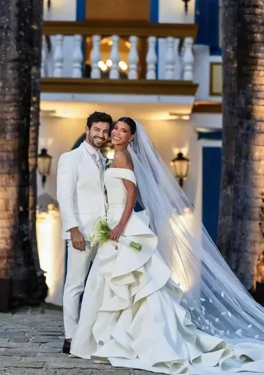 Jakelyne Oliveira e Mariano oficializam união em cerimônia luxuosa com toques de fé e natureza