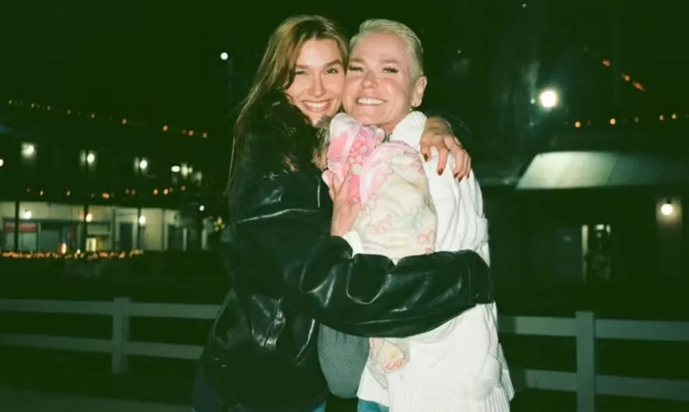 “Lavo como se fosse um bebê”, revela Xuxa sobre costume de dar banho em Sasha