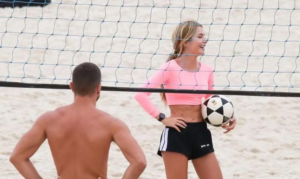 Em meio a rumores de um romance, Jade Picon e André Lamoglia são vistos jogando futevôlei