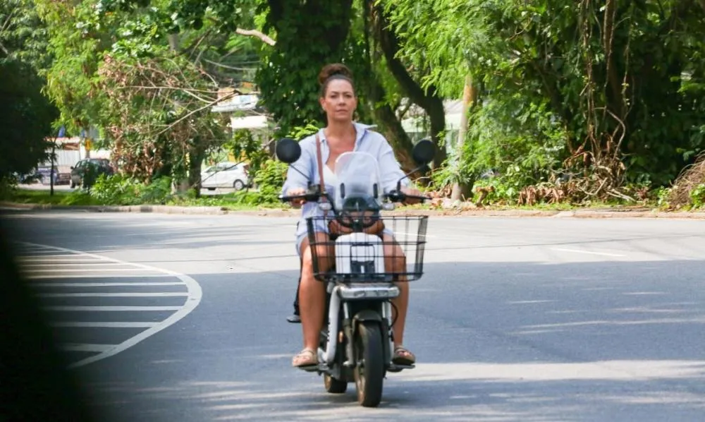 Fabiula Nascimento é clicada dando uma voltinha de bicicleta elétrica em véspera de feriado