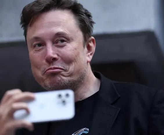 Mulher toma golpe de 4 mil reais após acreditar que estava flertando com Elon Musk pelo celular