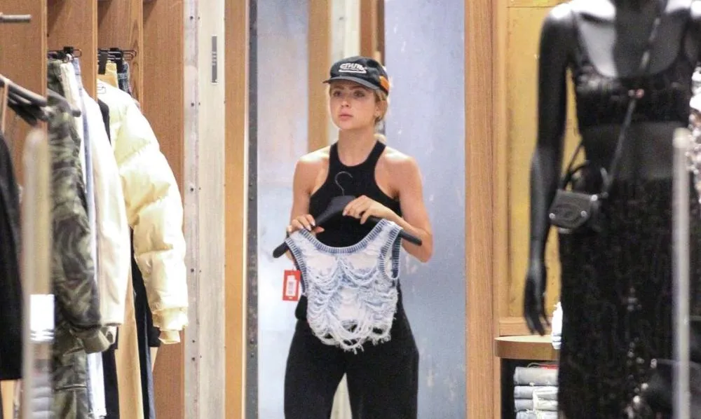 Em pleno feriadão, Jade Picon vai às compras em shopping de luxo no Rio de Janeiro