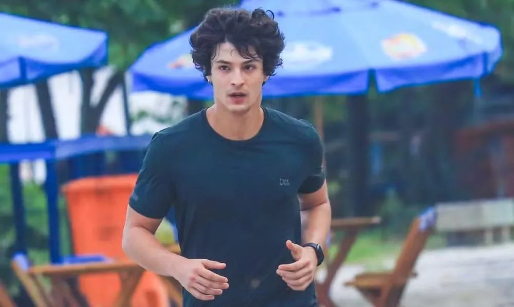 Brilhando no remake de 'Vale Tudo', Pedro Waddington é fotografado correndo em praia carioca