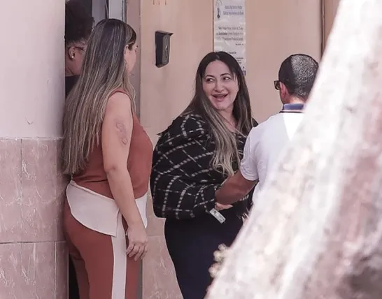 Solange Bezerra, mãe de Deolane, comemora liberdade em churrascaria