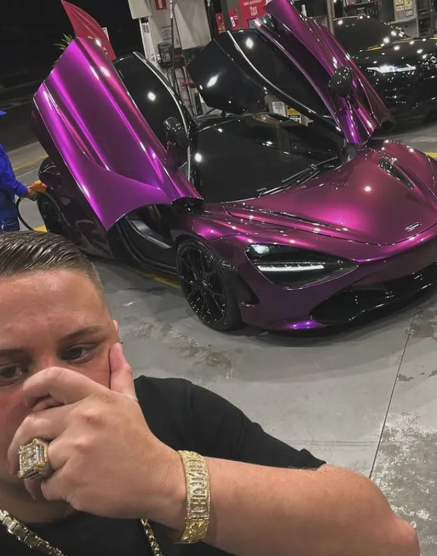 Filho de Deolane Bezerra chama atenção na Rocinha ao desfilar com supercarro avaliado em R$ 3 milhões
