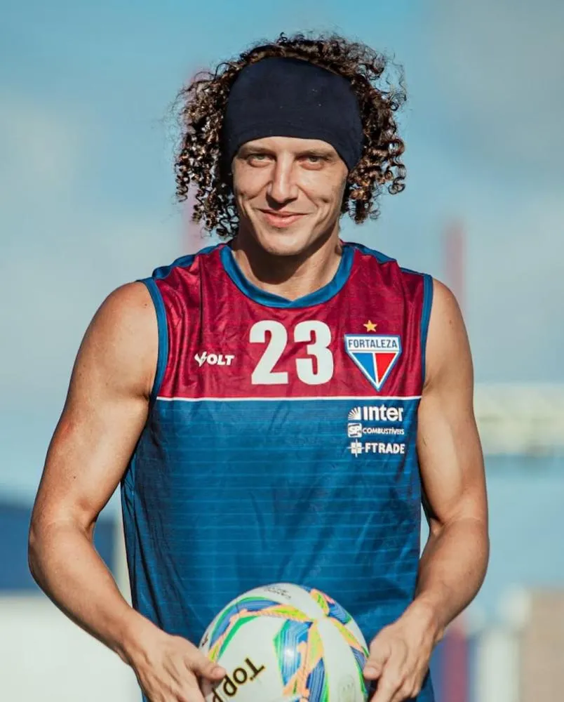 David Luiz surpreende ao abandonar cabelos longos e adotar novo visual; veja antes e depois