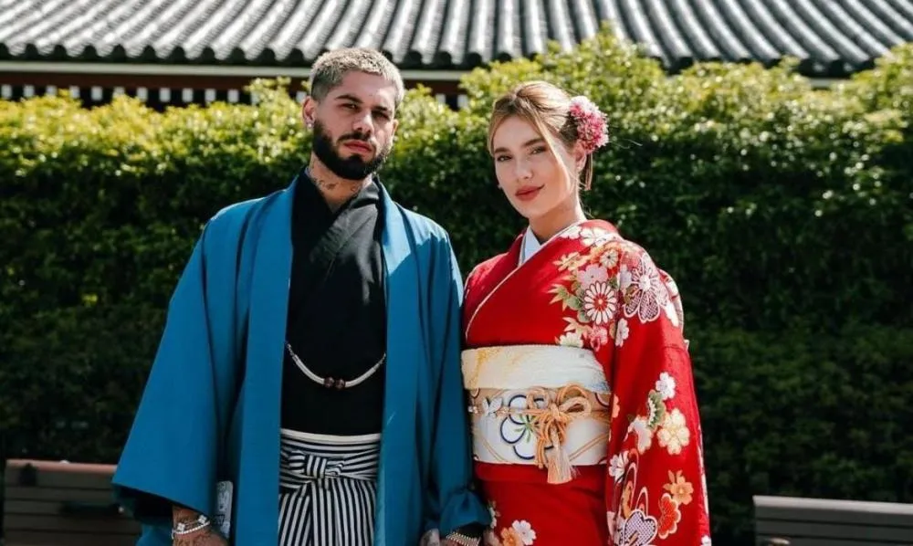 Kimono, chinelo de madeira e penteado típico: Virgínia e Zé Felipe viralizam ao surgirem com roupas japonesas tradicionais