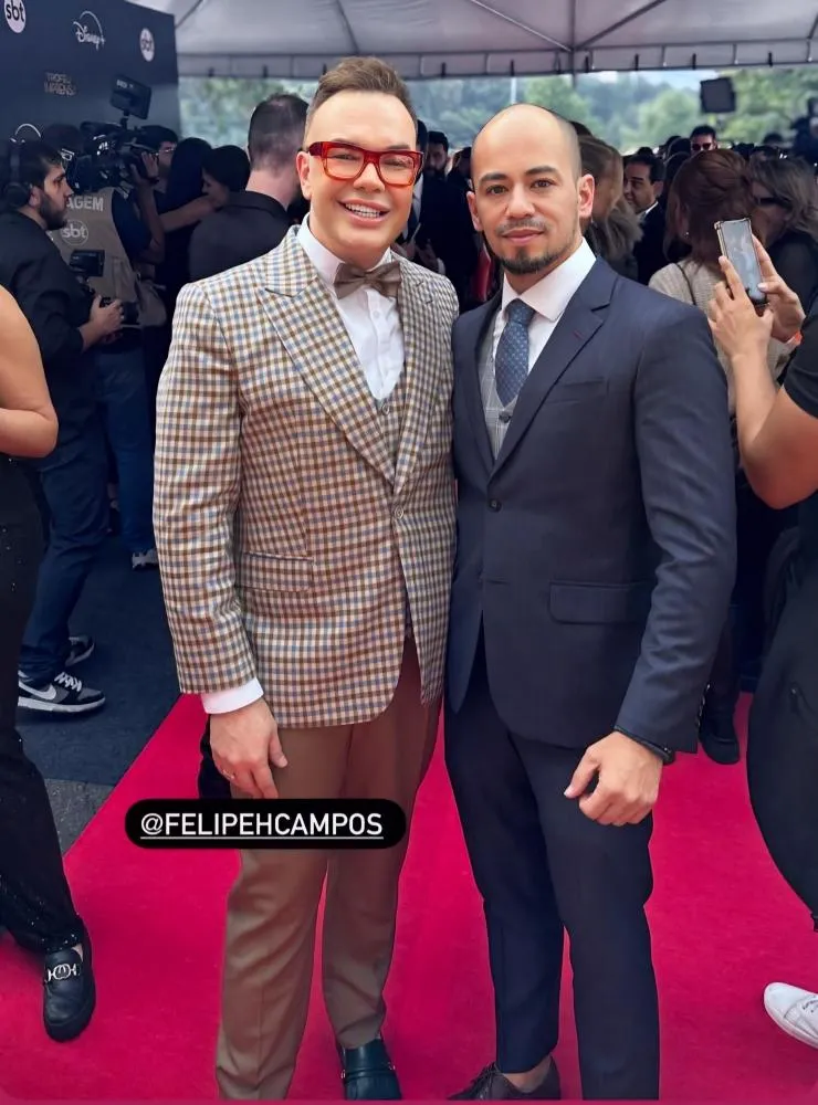 Felipeh Campos brilha como jurado no Troféu Imprensa com look assinado por Fausto Hirano