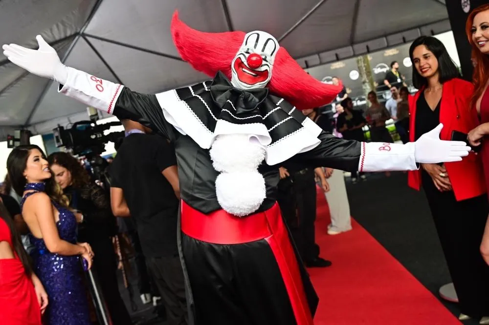 No 'Troféu Imprensa', Bozo surpreende com figurino diferenciado 