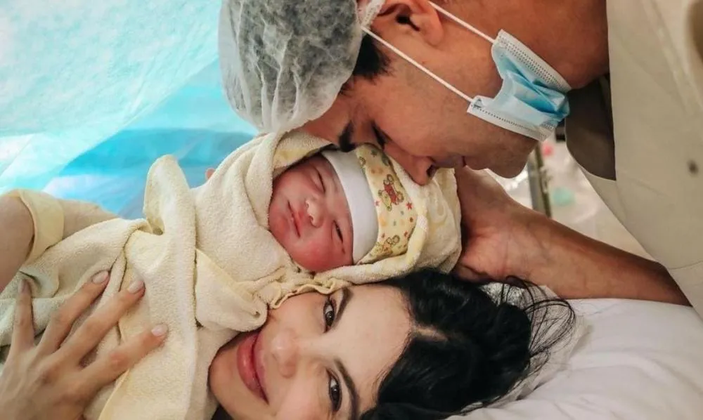 Após 15 dias do nascimento do filho, Sthefany Brito comemora: “Eu nem lembro como era a vida sem nosso pituquinho cabeludinho”