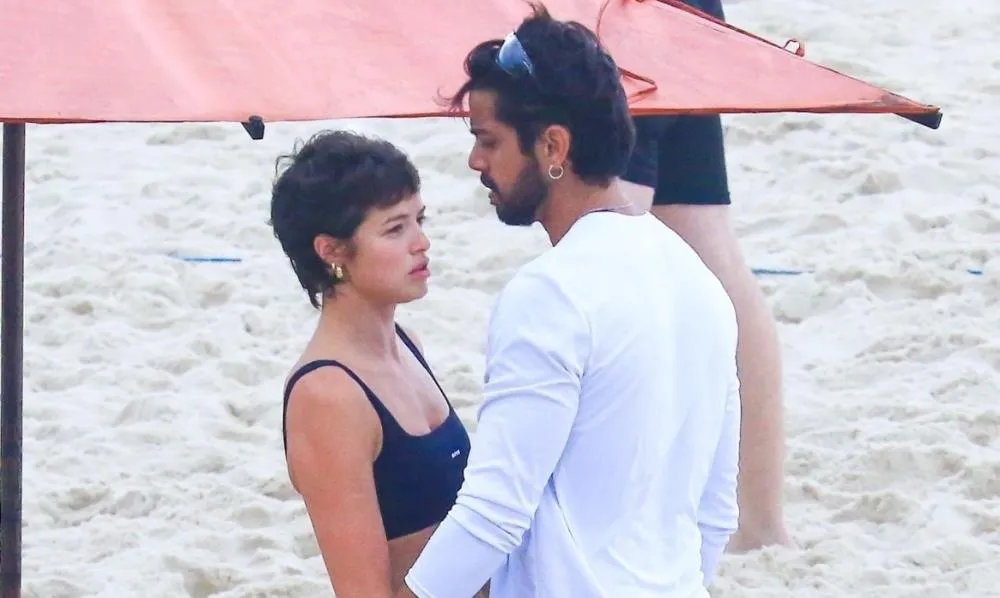 Agatha Moreira e Rodrigo Simas passam manhã praticando vôlei em praia carioca