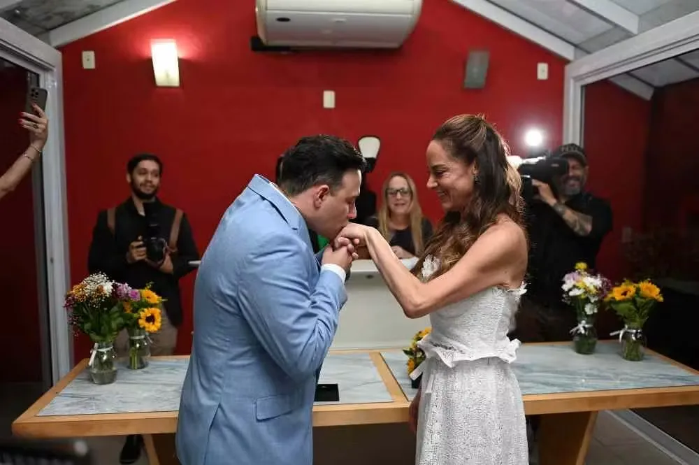 Silvia Abravanel e Gustavo Moura oficializam união após três anos de relacionamento