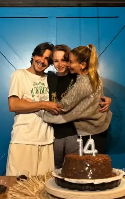 Filho de Danielle Winits e Jonatas Faro comemora aniversário ao lado da mãe e André Gonçalves