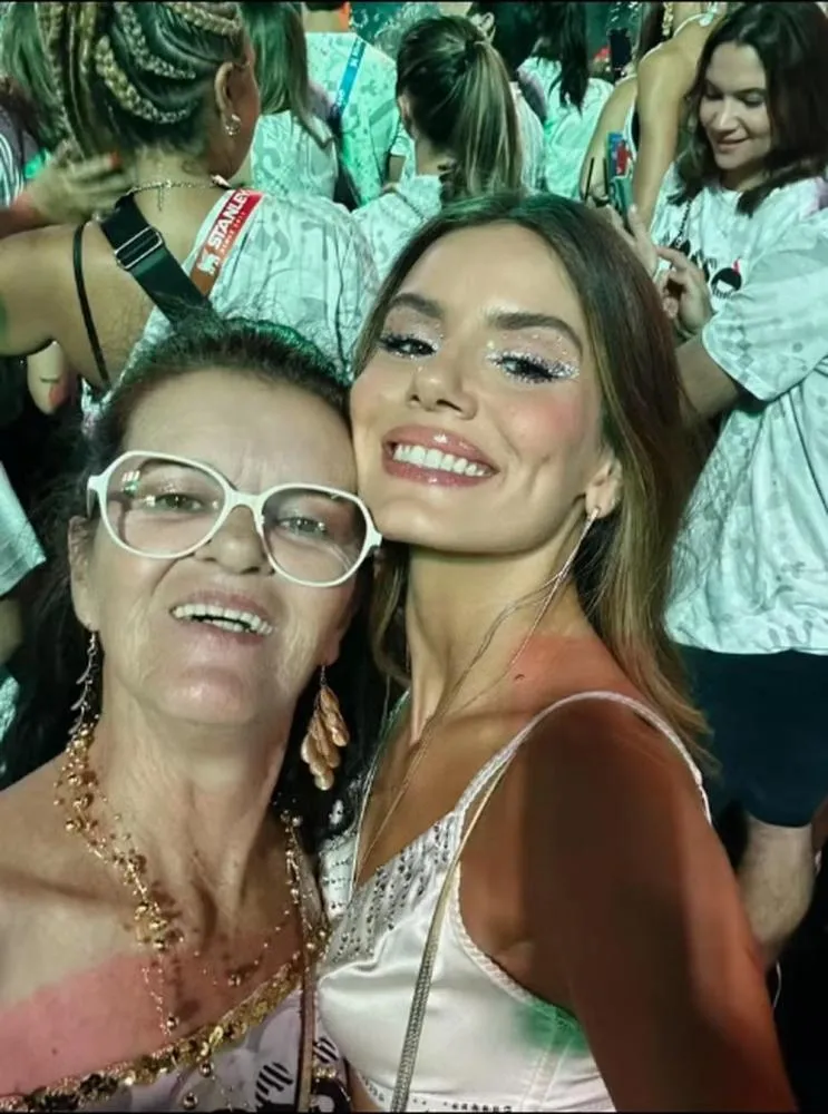 Eliane Tavares, mãe de Camila Queiroz, segue ativa como manicure e compartilha momentos descontraídos nas redes sociais​
