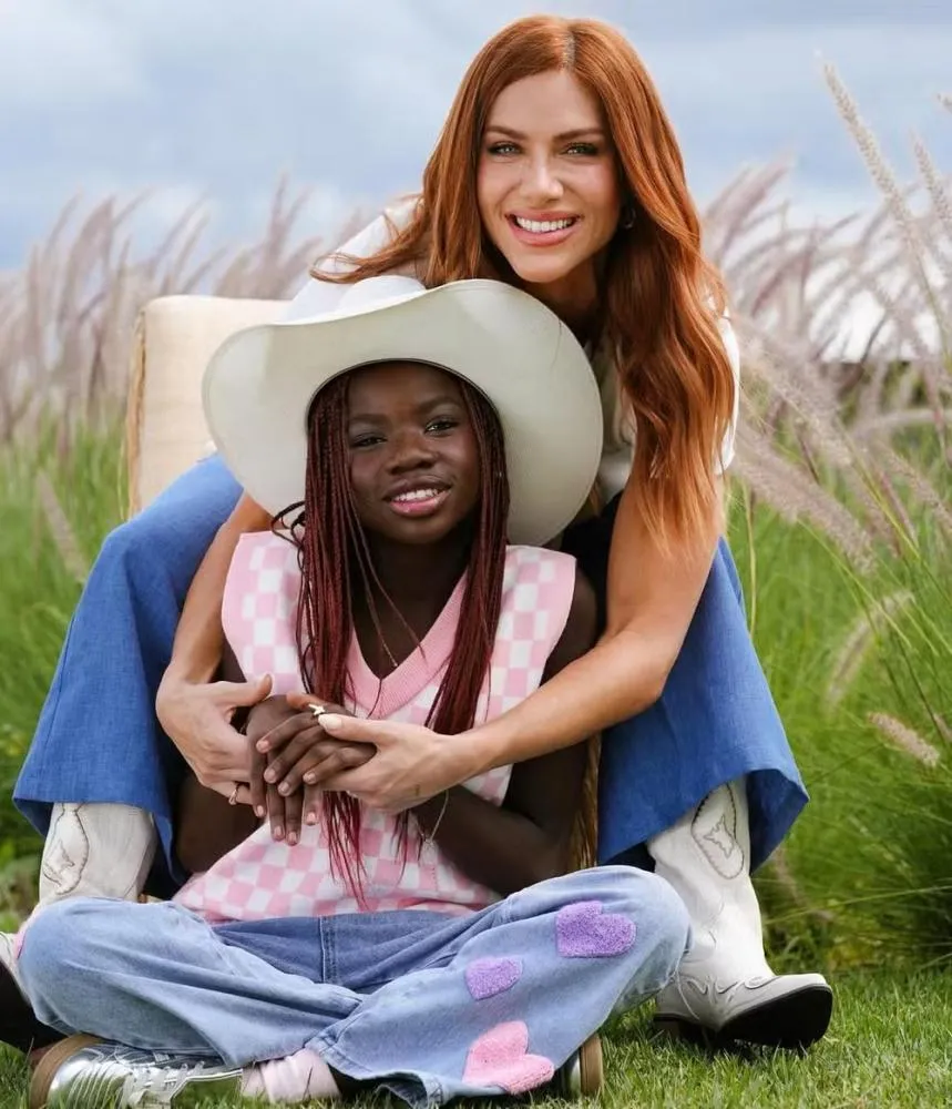 Títi, filha de Giovanna Ewbank e Bruno Gagliasso, estreia como modelo em campanha de Dia das Mães