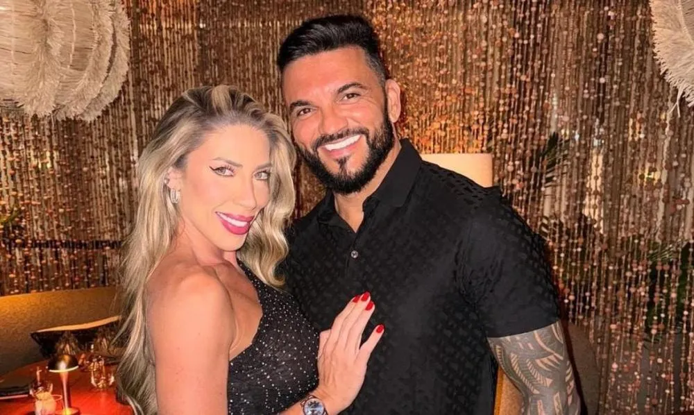 Após quatro meses de namoro, Tati Minerato é pedida em casamento; veja