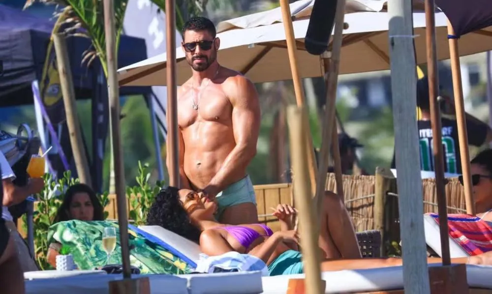 Bella Campos e Cauã Reymond são vistos gravando cena de 'Vale Tudo' em praia carioca; veja