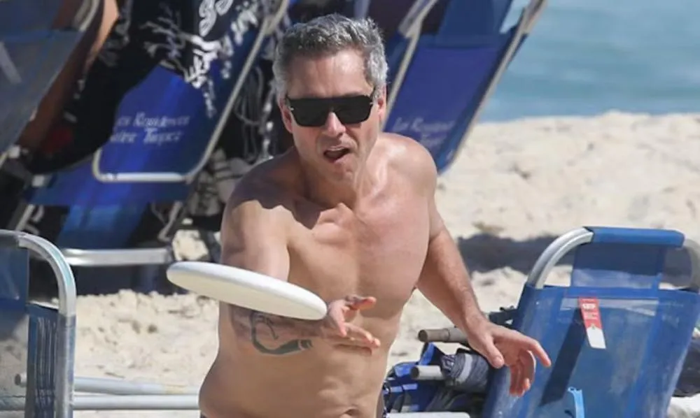 Alexandre Nero aproveita folguinha das gravações de 'Vale Tudo' em praia com a família; veja