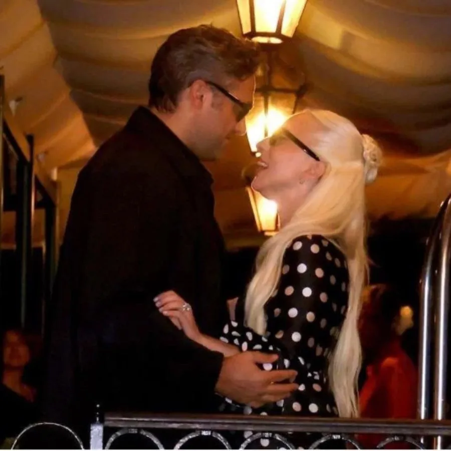 Lady Gaga é flagrada com noivo em restaurante no Copacabana Palace