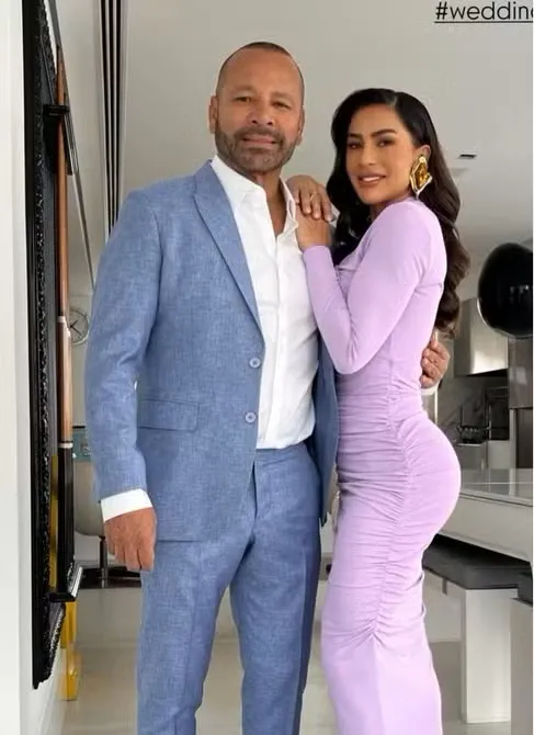 Pai de Neymar e namorada exibem elegância em casamento de famosa