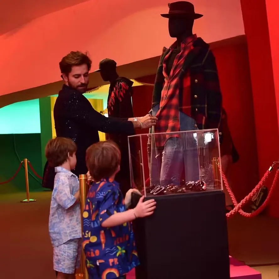Filhos de Paulo Gustavo visitam exposição em homenagem ao humorista no MAC de Niterói