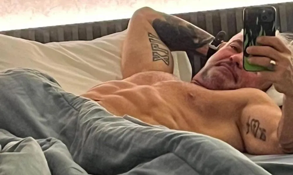 Mateus Carrieri leva web a loucura ao posar nu na cama: “Era meu sonho”