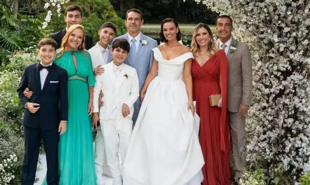 Cunhada de Ísis Valverde revela fotos inéditas do casamento deslumbrante da atriz com Marcus Buaiz; veja