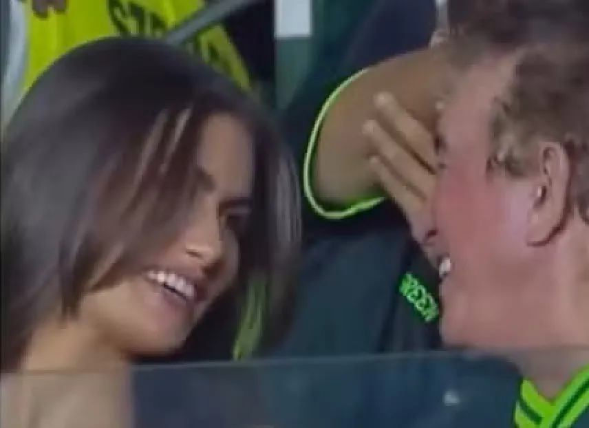 Amado Batista e companheira são flagrados aos beijos durante jogo do Goiás