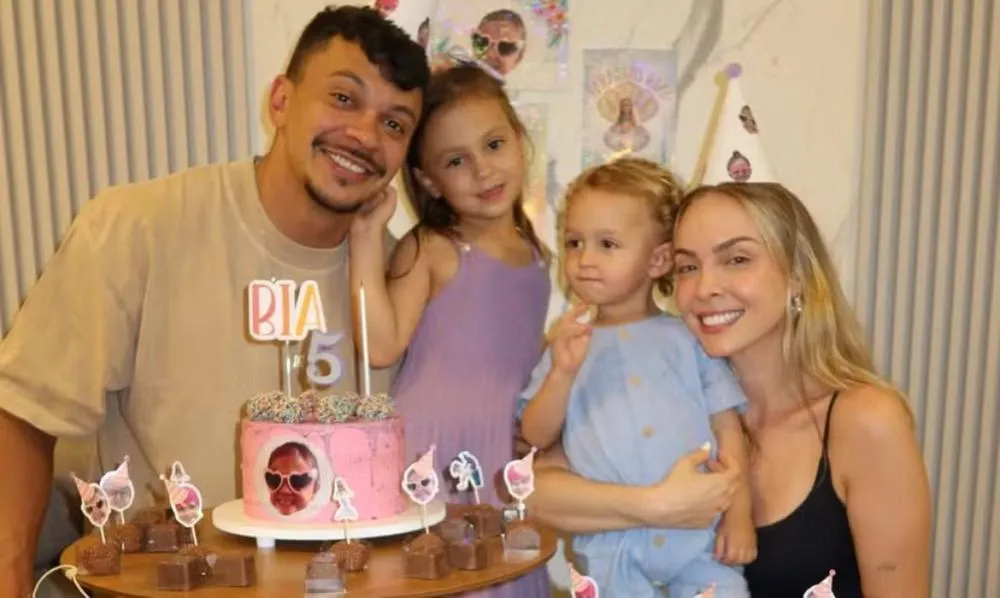 Tata Estaniecki sobre expor os filhos com Julio Cocielo na web: “Sempre em um limite saudável”