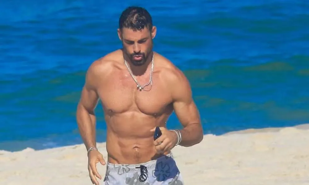 Cauã Reymond aproveita dia de praia em meio às gravações de 'Vale Tudo'; veja