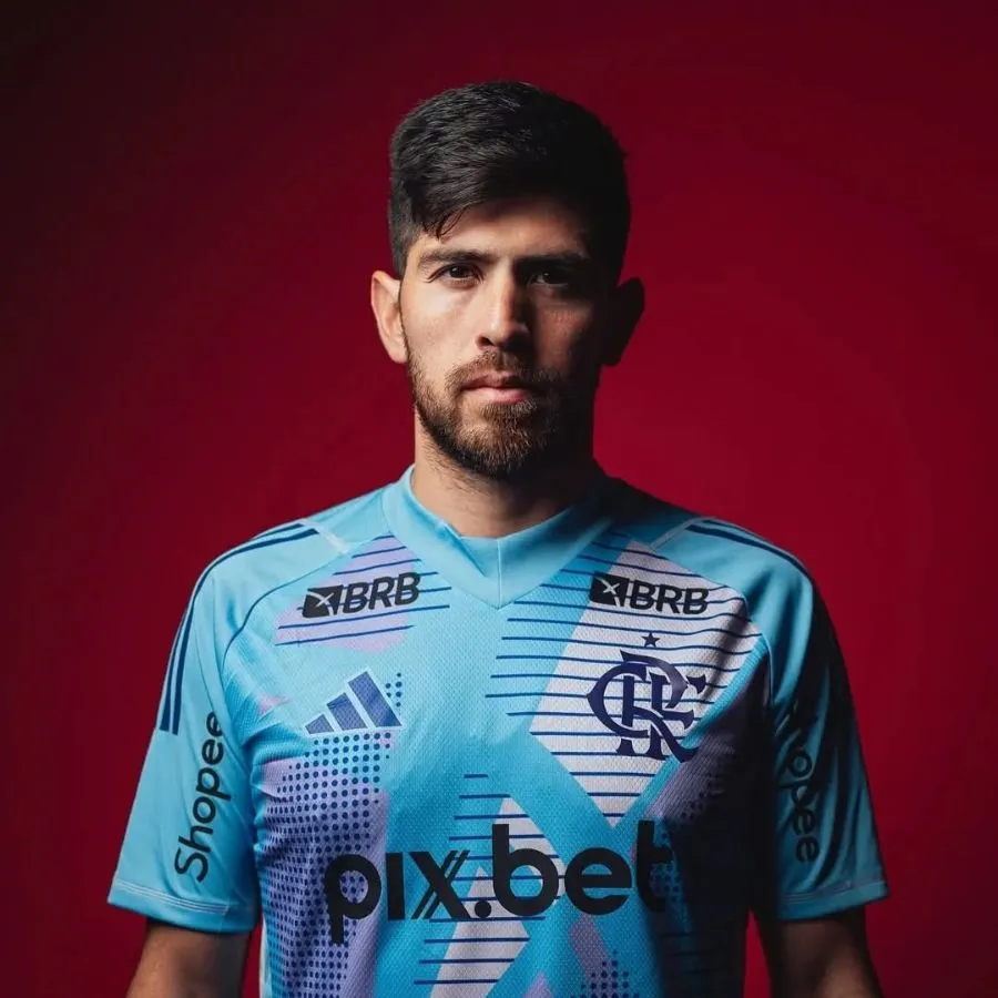 Goleiro Rossi, do Flamengo, tem carro alvejado por tiros em tentativa de assalto no Rio