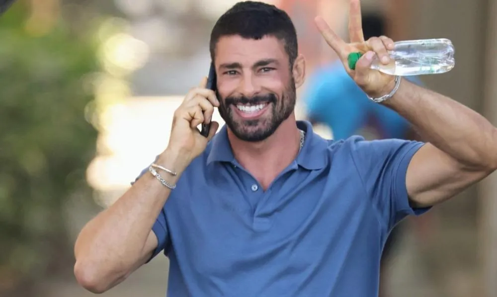 Simpático, Cauã Reymond acena para paparazzo após ser clicado saindo de academia