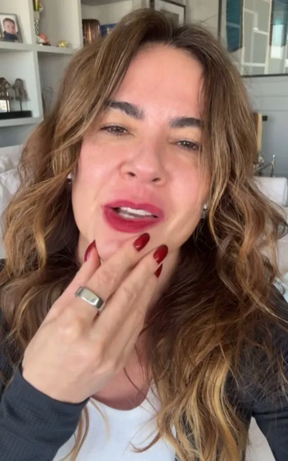 Luciana Gimenez faz exercícios vocais para recuperar a voz após cirurgia de hérnia