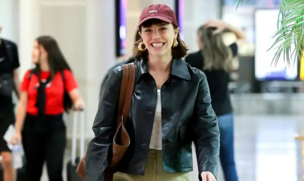 Simpática e sorridente, Alice Wegmann acena em flagra no aeroporto