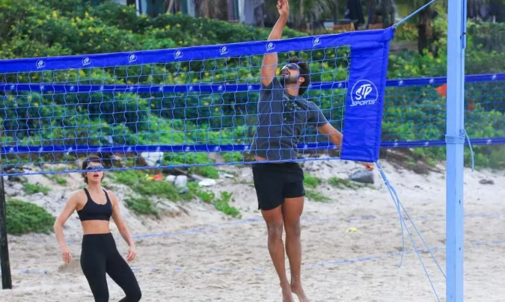 Apesar do tempo fechado, Agatha Moreira e Rodrigo Simas pagam o treino do dia em praia carioca; veja