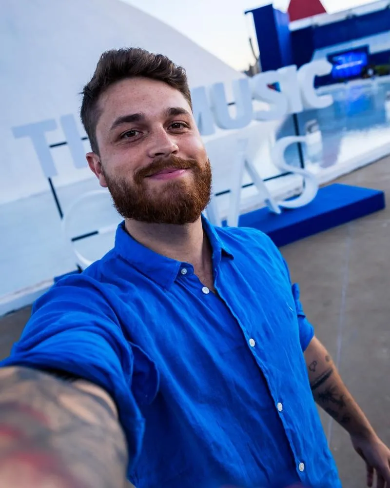 Saiba quem é o influenciador que confessou ter vício em pornografia