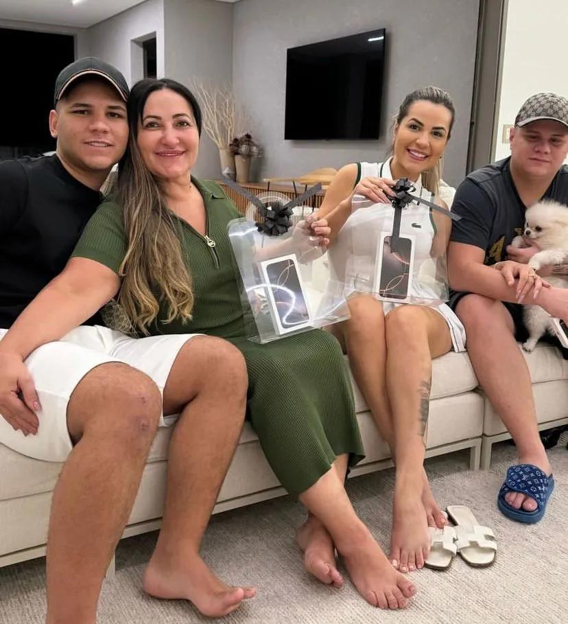 Retorno de Deolane Bezerra as redes sociais é marcado por jatinho, iphones e culto em sua mansão