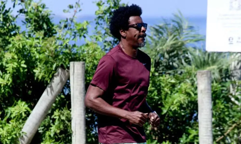 Sem preguiça, Seu Jorge inicia a semana com caminhada intensa pela orla de praia carioca; veja