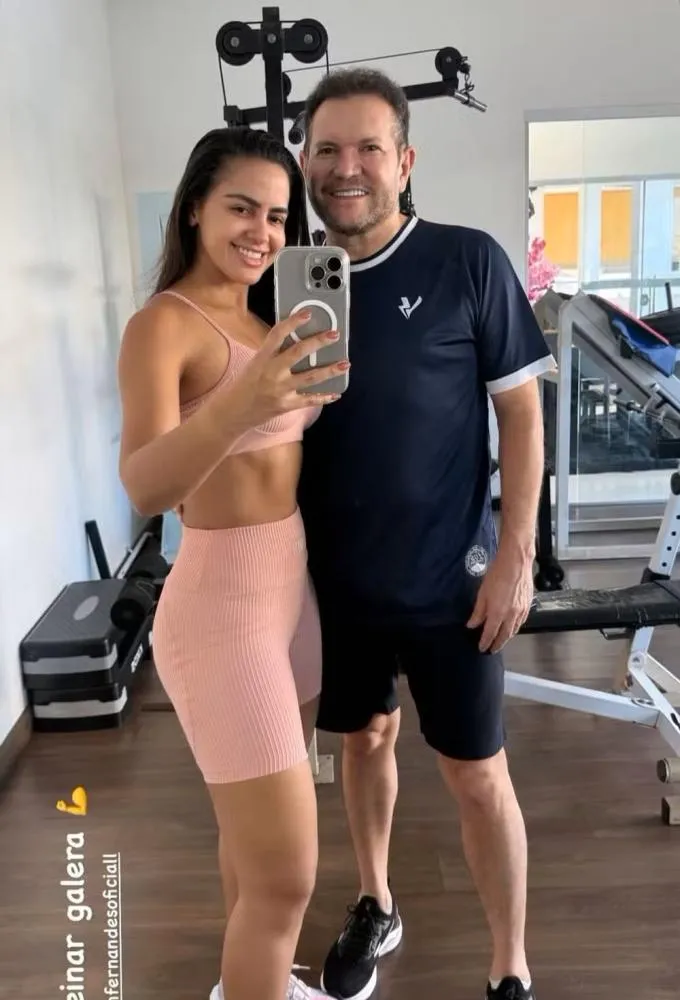 Ximbinha treina ao lado da esposa e recebe declaração