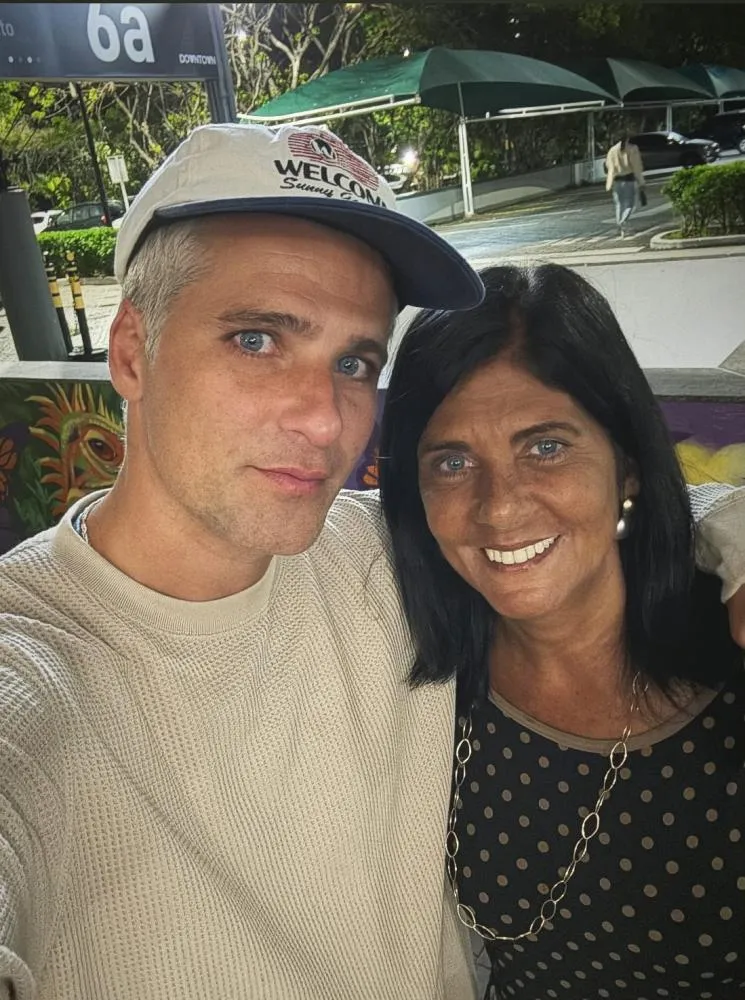 Após divergências políticas, Bruno Gagliasso posta foto ao lado da mãe em jantar