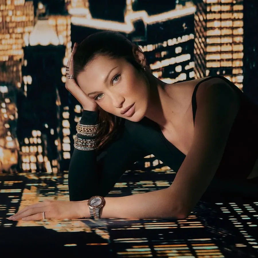 Bella Hadid desmente cirurgia, fala sobre autoestima e revela truques de beleza