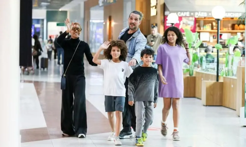Aline Wirley, Igor Rickli e os filhos são fotografados em embarque do aeroporto do Rio de Janeiro
